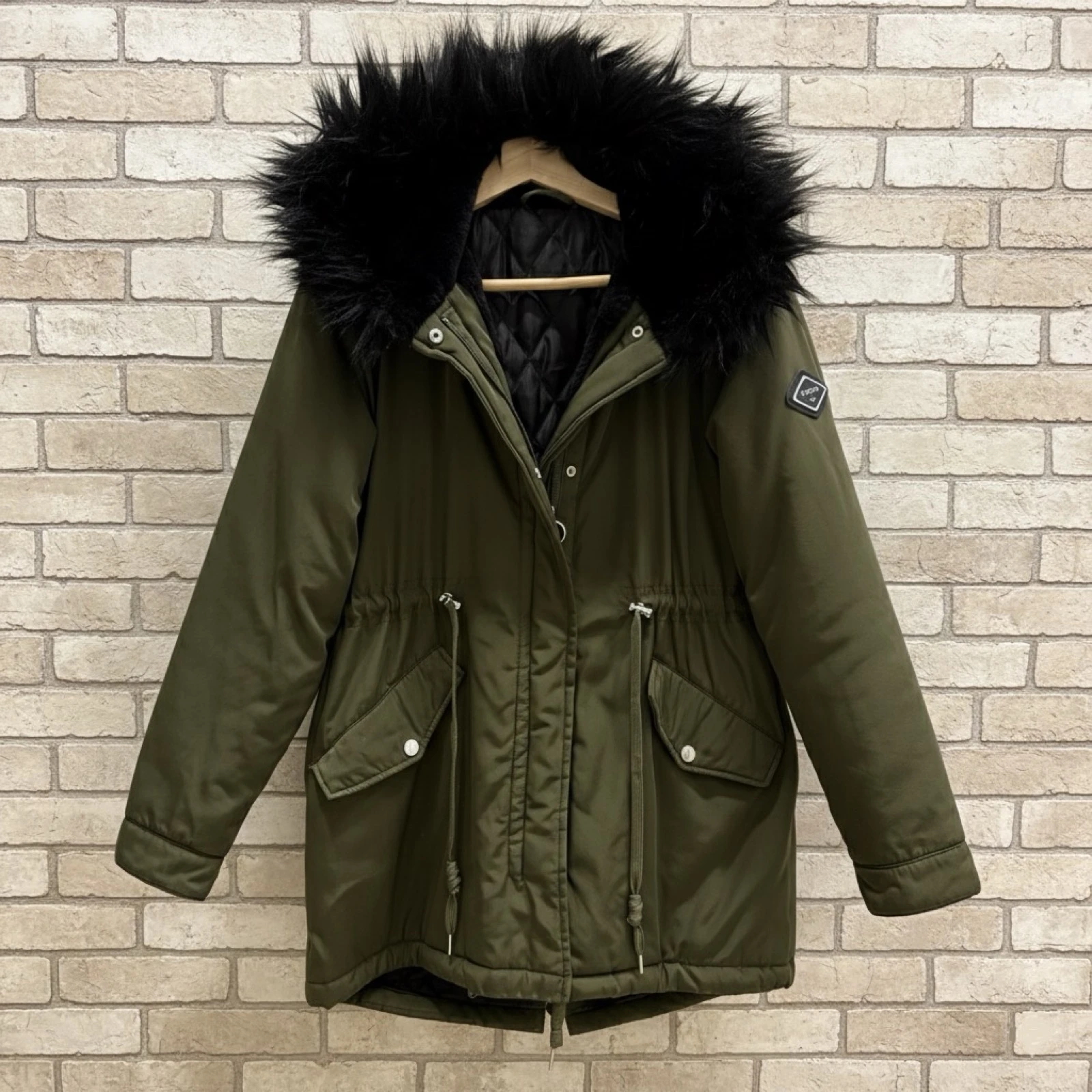 Groene parka met capuchon zwart haar – photo 2